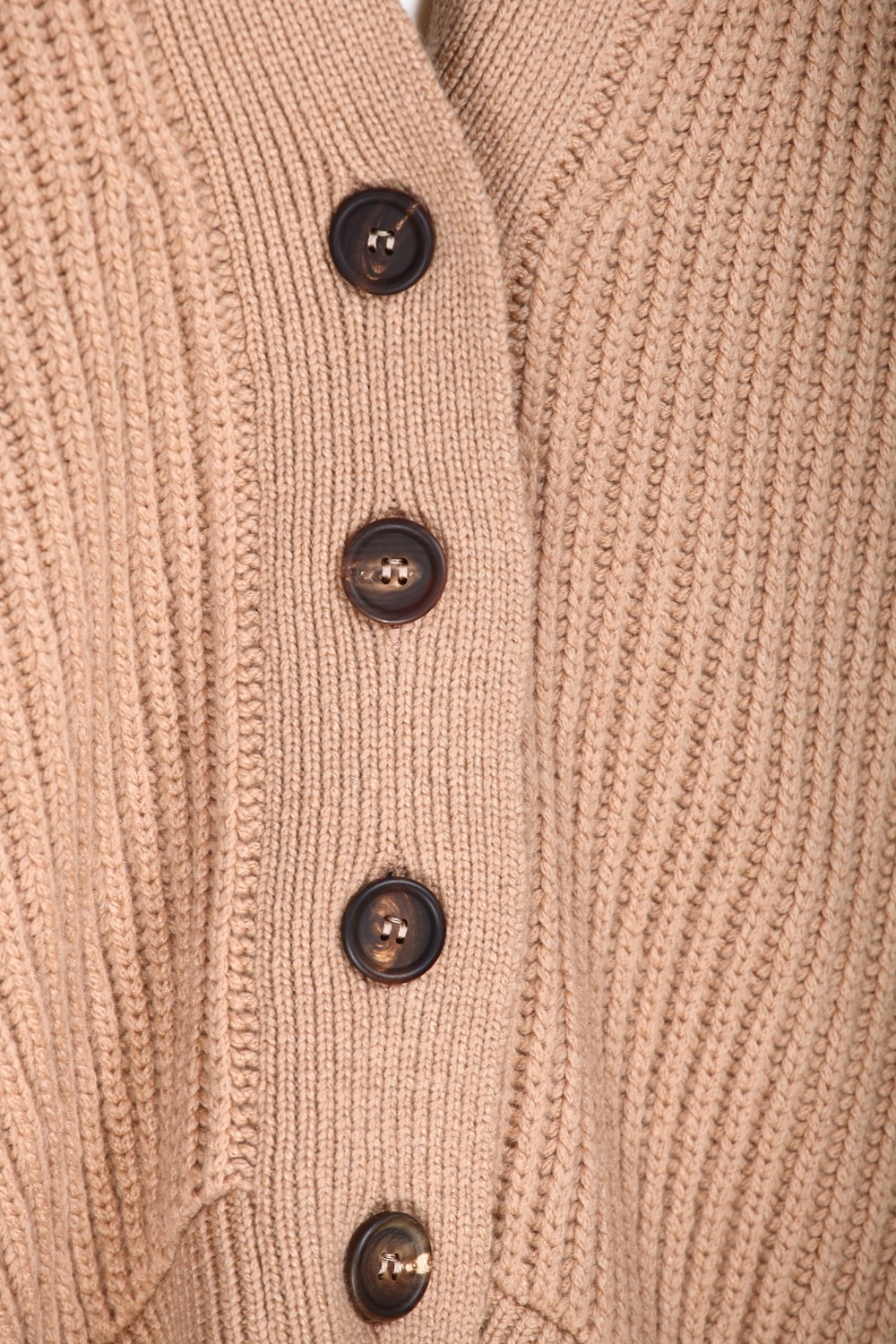 shop BRUNELLO CUCINELLI Saldi Cardigan: Brunello Cucinelli cardigan in cashmere Piuma con Swarovski® Crest.
Chiusura con bottoni in corno.
Maniche lunghe.
Spalla abbassata.
Maglia a costa.
Decorazioni in monile Nickel-free.
Composizione: 100% Cashemere.
Fabbricato in Italia.. M52526216-C2801 number 5412714
